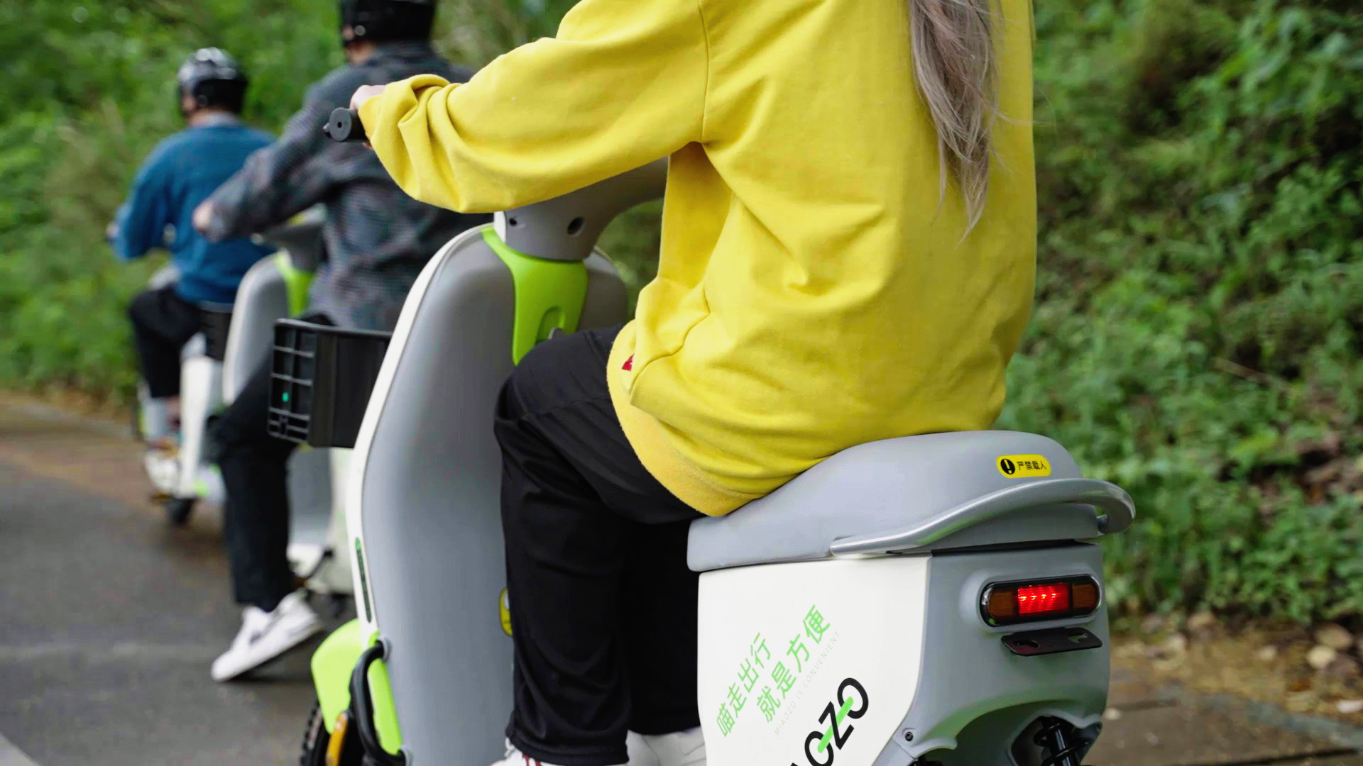 在高校騎行共享電動車 在高校騎行共享電動車
